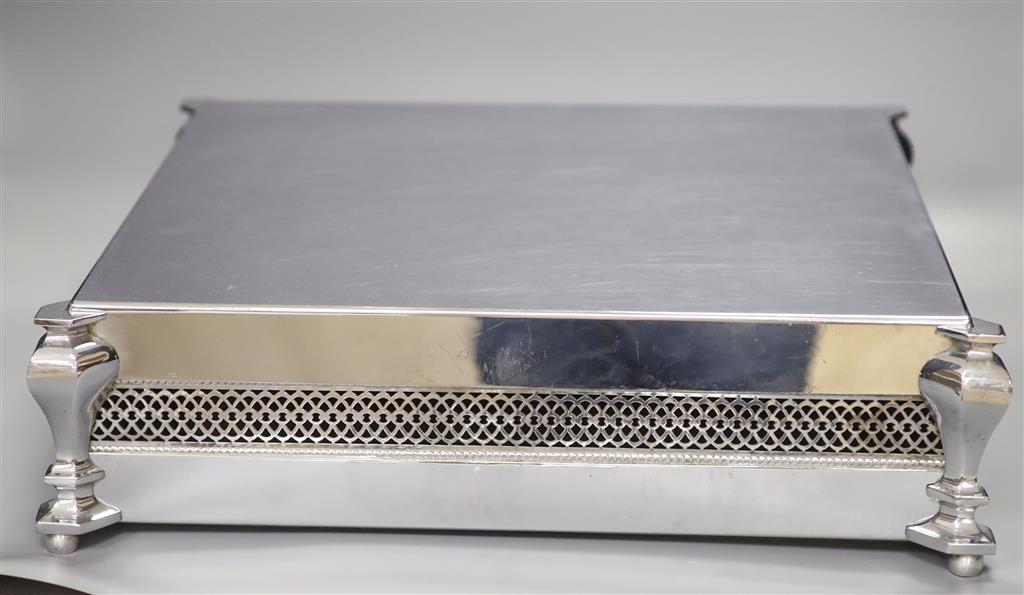 A chromium cakestand in original case